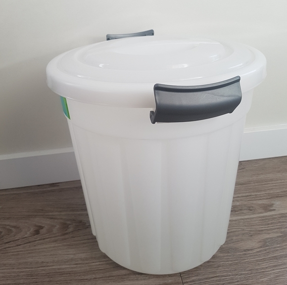 {FWP} [MISTRAL] 6-Gallon White Hamelin Garbage Bin with Locking Lid - Picture 3 of 9